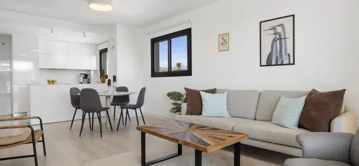 Venta de apartamento en planta media en Las Lagunas 3
