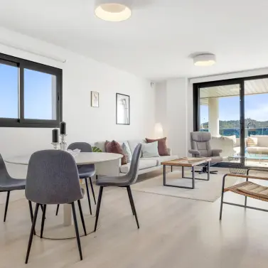 Venta de apartamento en planta media en Las Lagunas