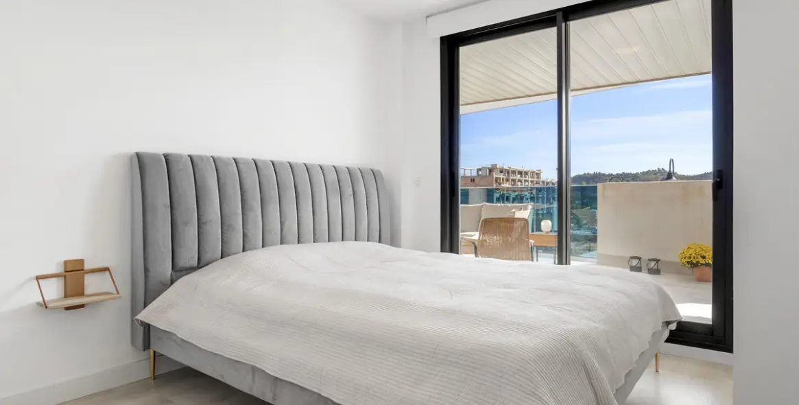 Venta de apartamento en planta media en Las Lagunas 15