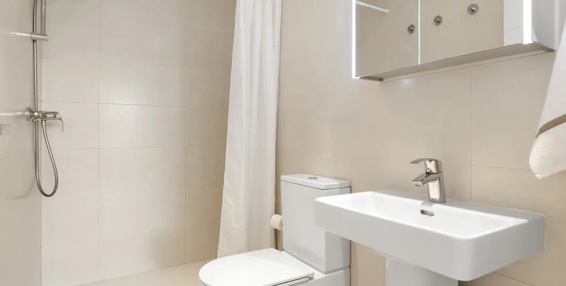 Venta de apartamento en planta media en Las Lagunas 16