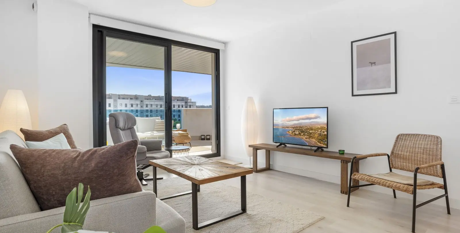 Sale of middle floor apartment in Las Lagunas 2