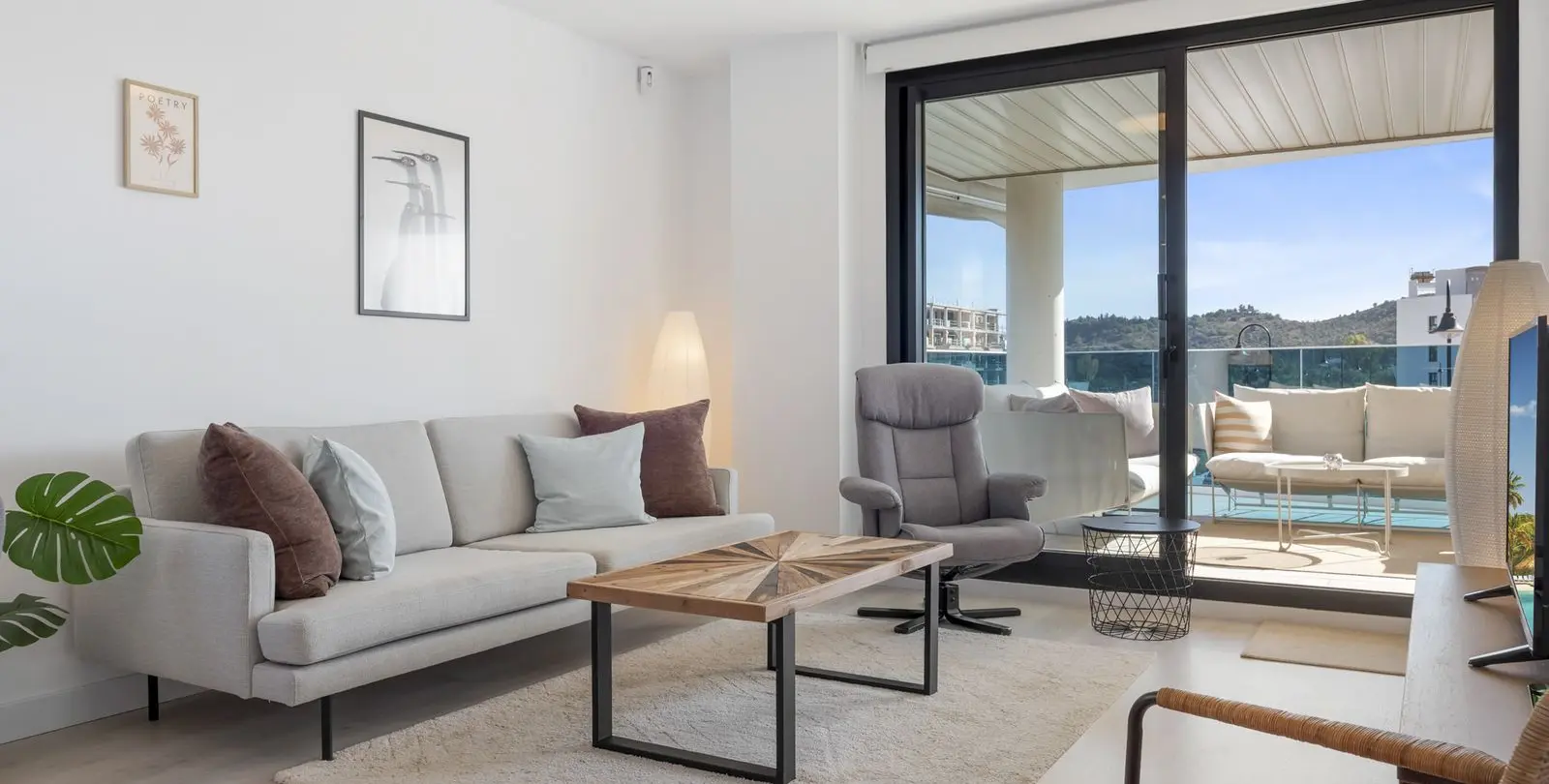 Sale of middle floor apartment in Las Lagunas 3