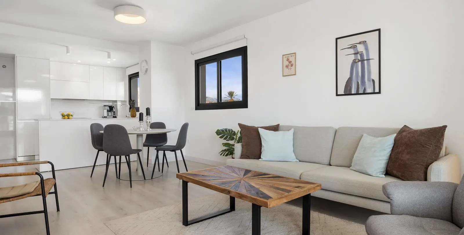 Sale of middle floor apartment in Las Lagunas 4
