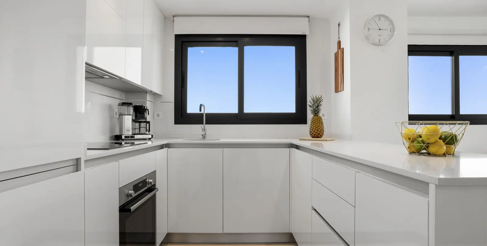 Sale of middle floor apartment in Las Lagunas 7