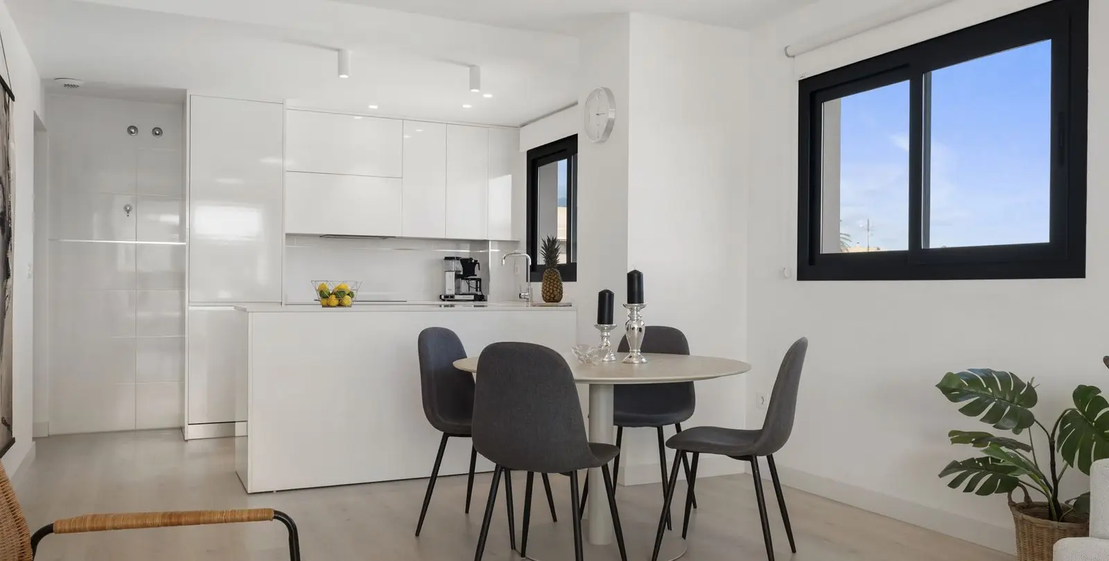 Sale of middle floor apartment in Las Lagunas 8