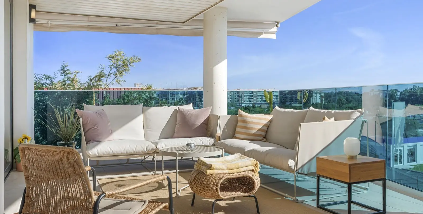 Sale of middle floor apartment in Las Lagunas 9