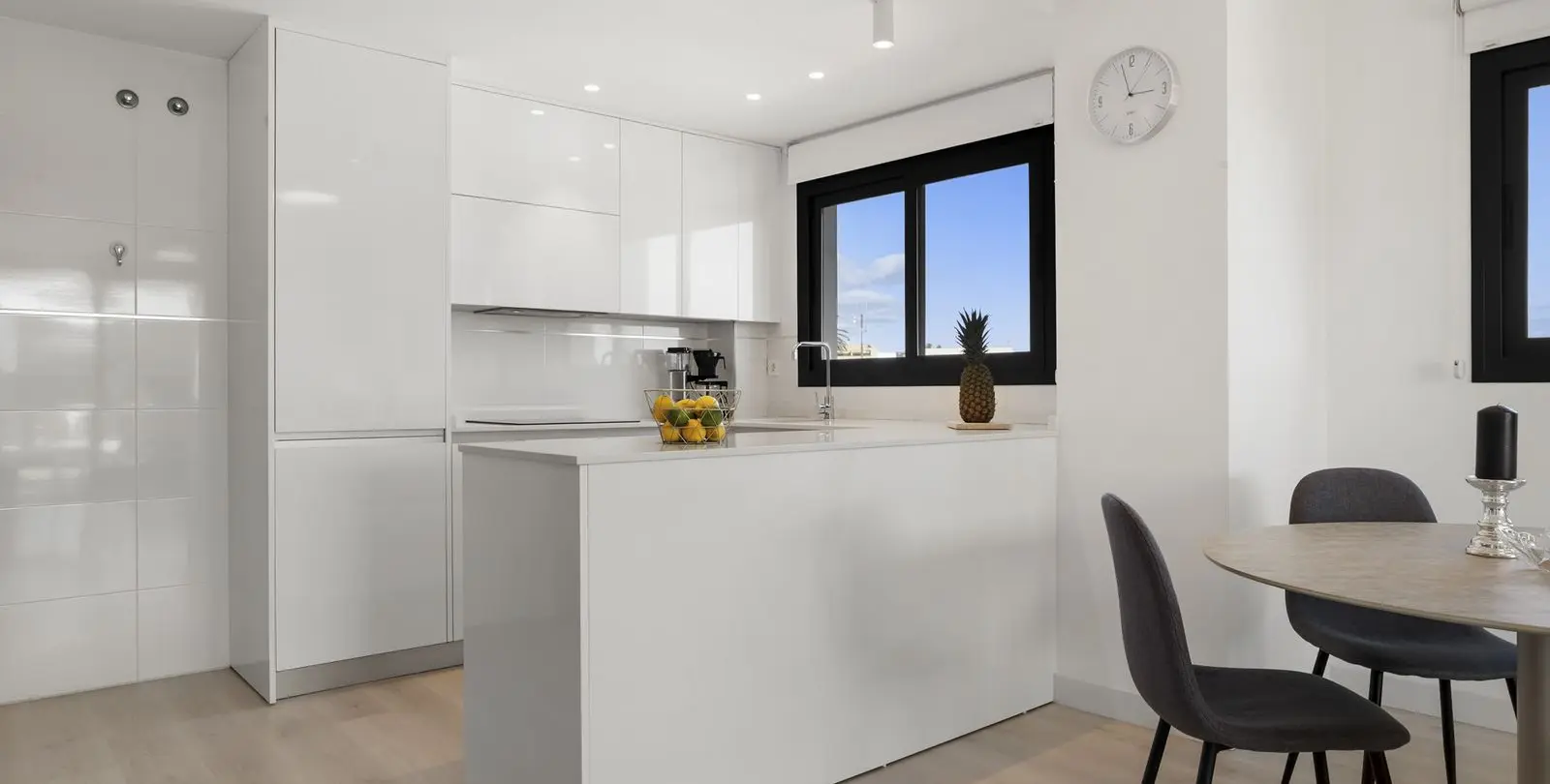 Sale of middle floor apartment in Las Lagunas 11