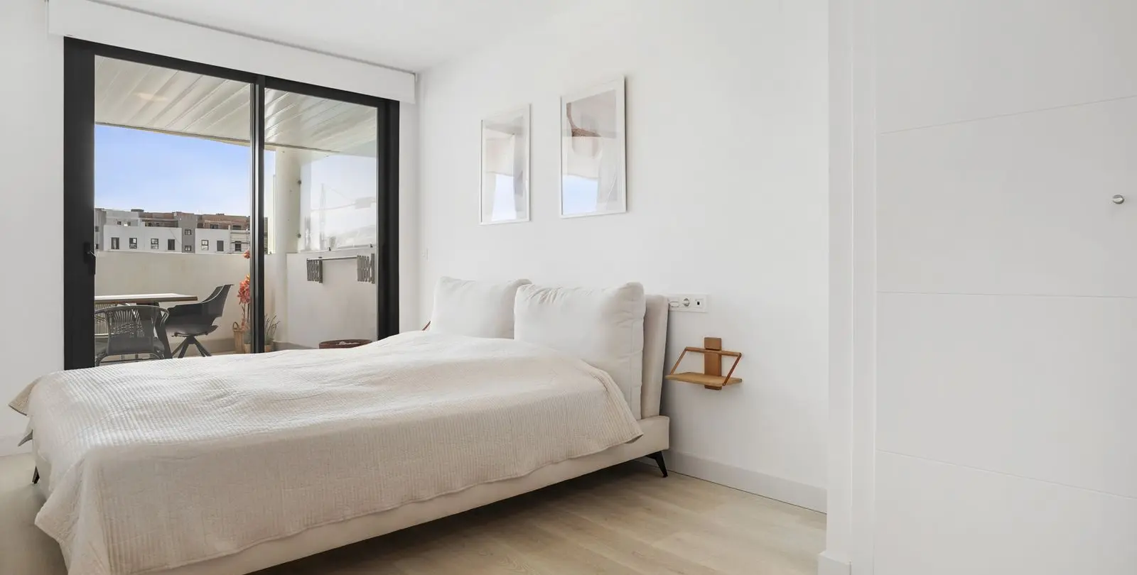 Sale of middle floor apartment in Las Lagunas 12