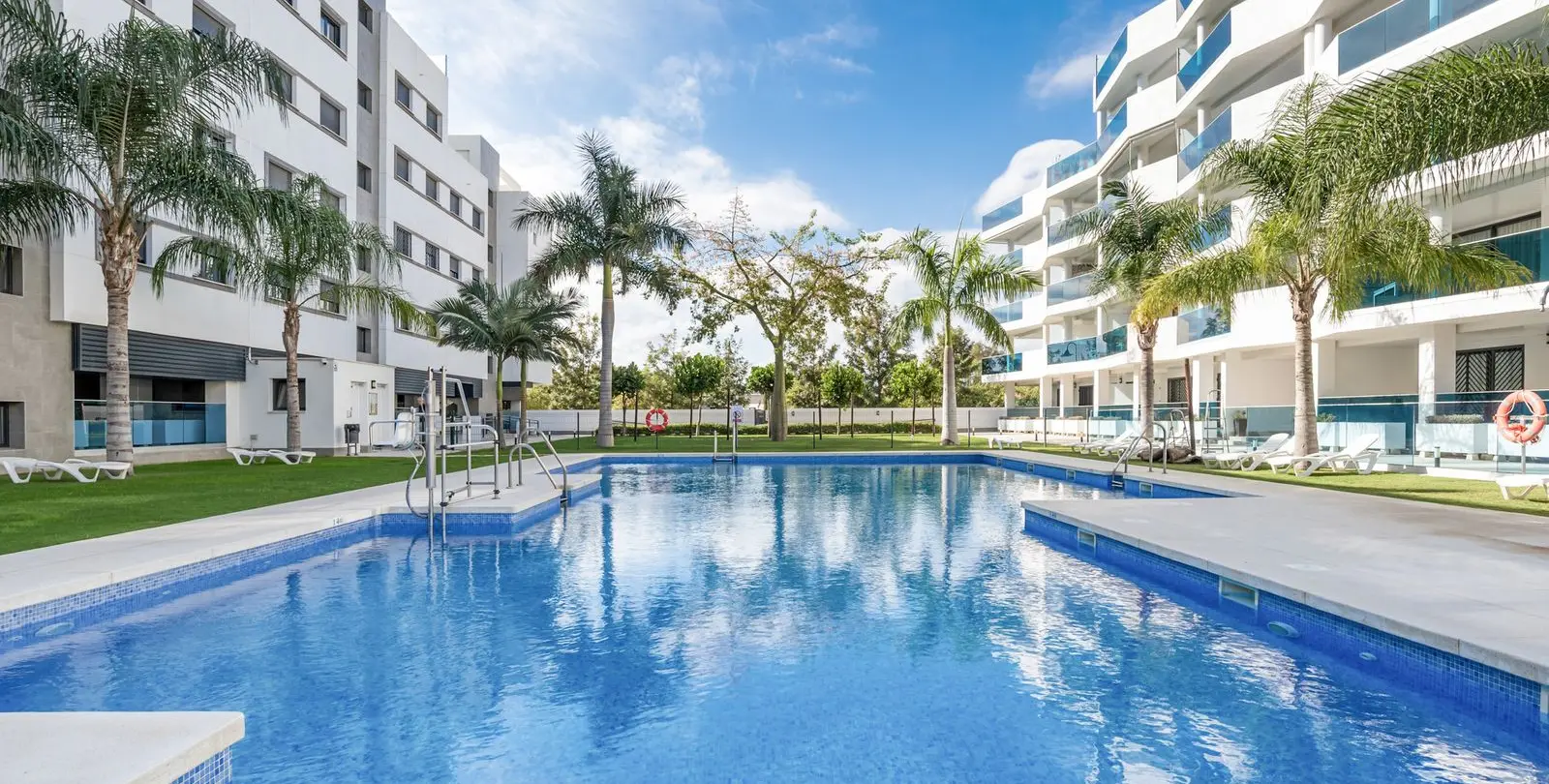 Sale of middle floor apartment in Las Lagunas 21