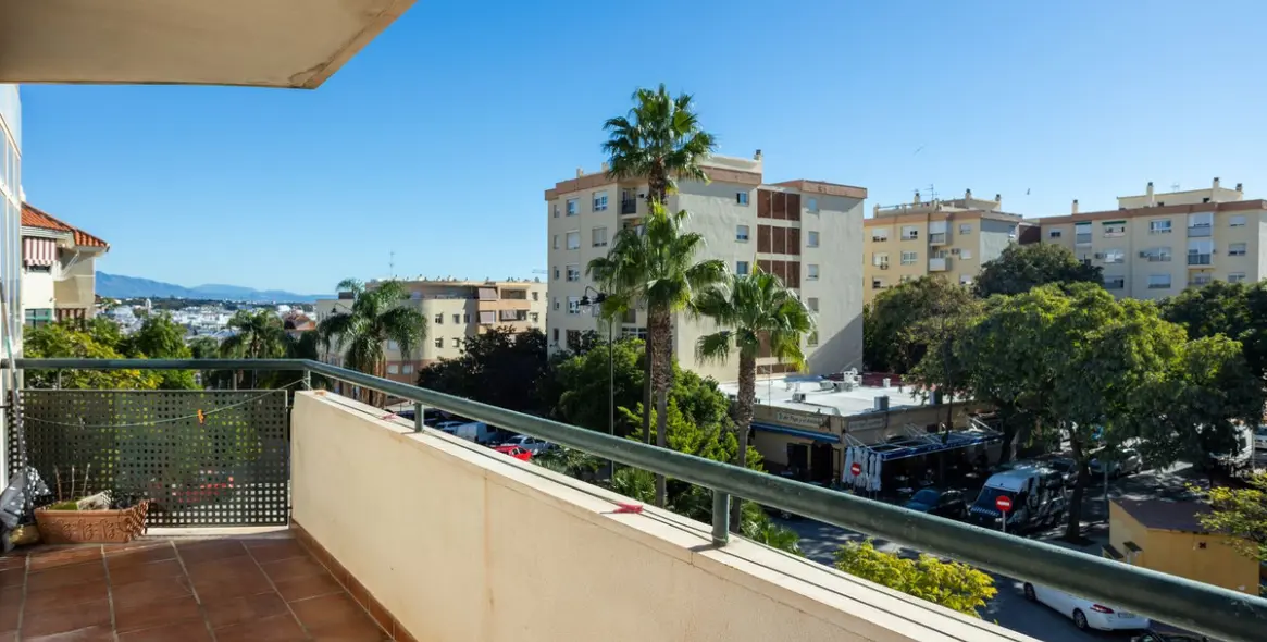Sale of middle floor apartment in Estepona (district Estepona) 1