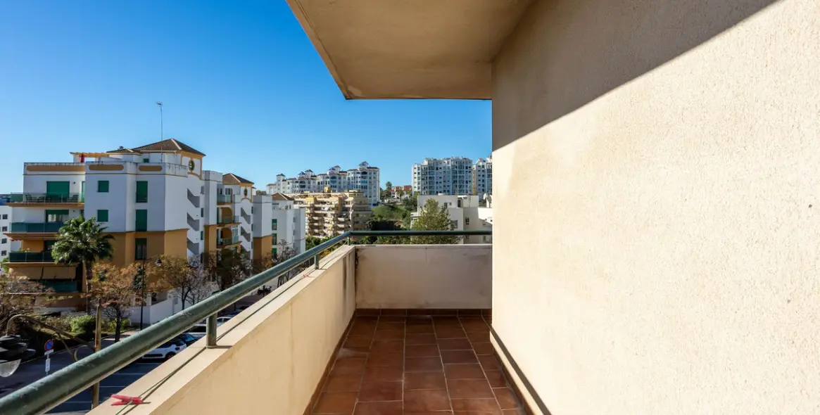 Sale of middle floor apartment in Estepona (district Estepona) 2
