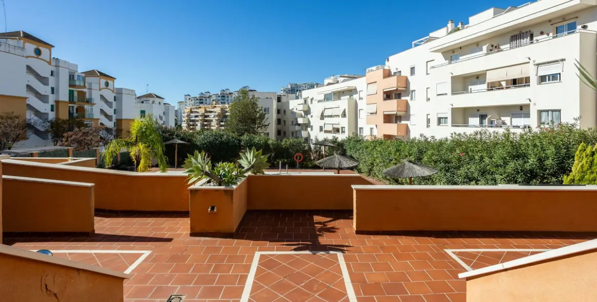 Sale of middle floor apartment in Estepona 28