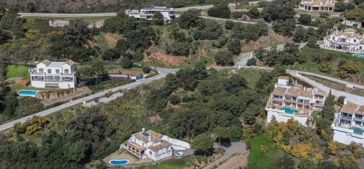 Sale of residential plot in Benahavís 2