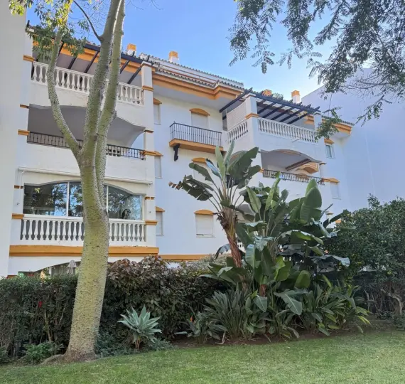 Продажа апартаментов на среднем этаже в Marbella