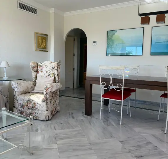 Продажа апартаментов на среднем этаже в Marbella