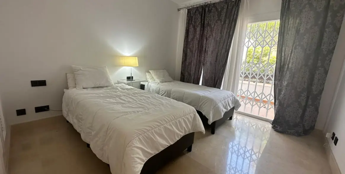 Sale of ground floor apartment in Nueva Andalucía 5