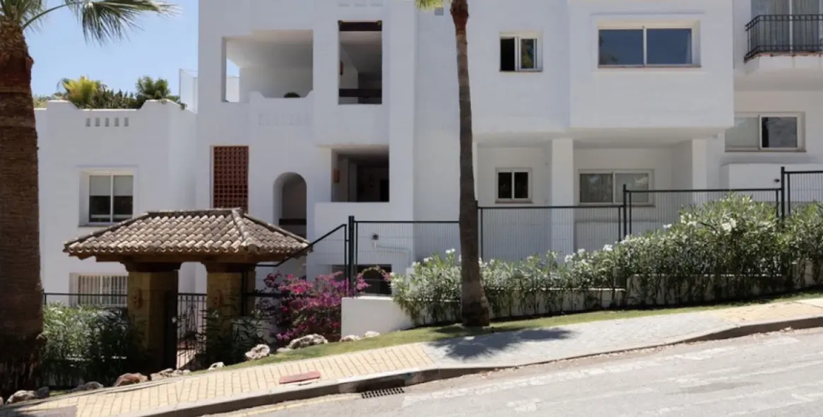Sale of ground floor apartment in Nueva Andalucía 13