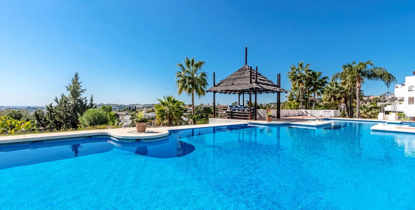 Sale of ground floor apartment in Nueva Andalucía 14