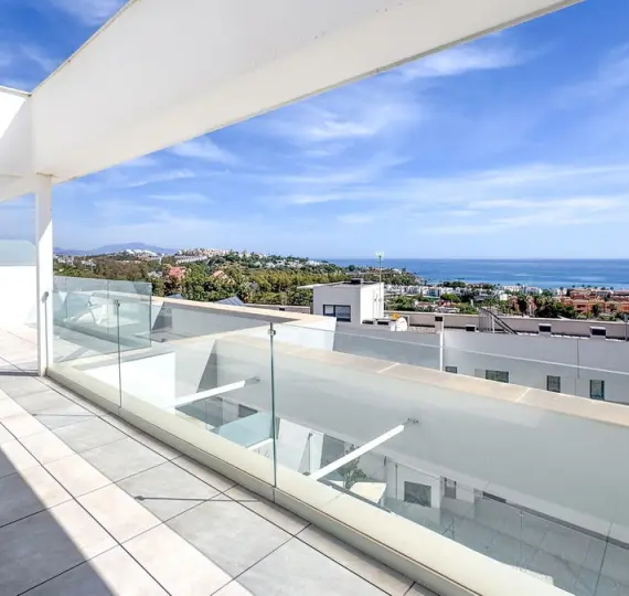 Sale of penthouse in Casares Playa