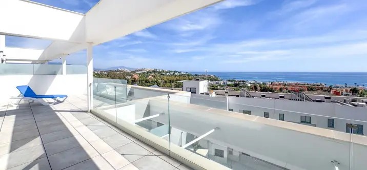 Sale of penthouse in Casares Playa 1