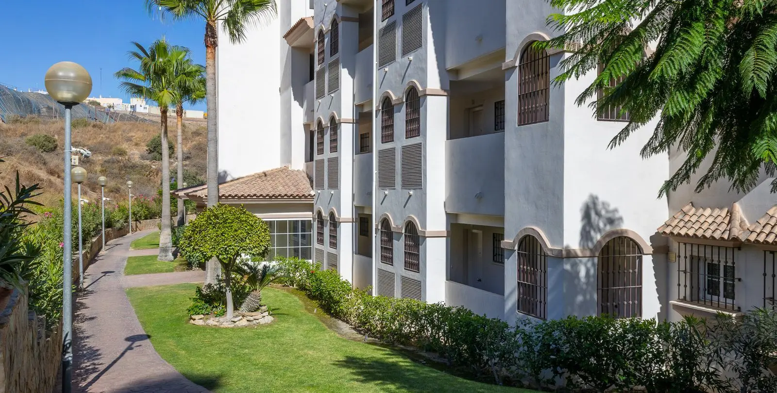 Sale of middle floor apartment in La Cala de Mijas 28