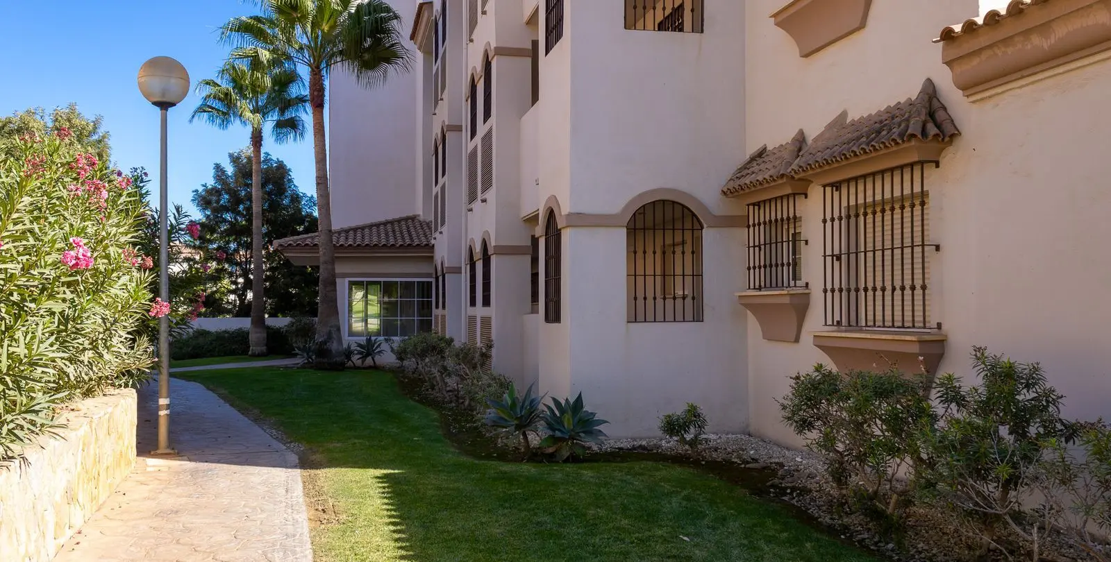 Sale of middle floor apartment in La Cala de Mijas 29