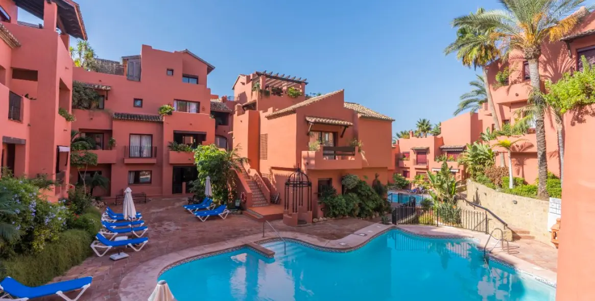 Продажа апартаментов на среднем этаже в Elviria Playa 1