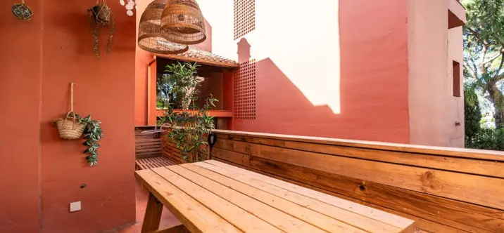 Продажа апартаментов на среднем этаже в Elviria Playa 1