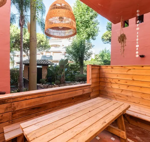 Продажа апартаментов на среднем этаже в Elviria Playa