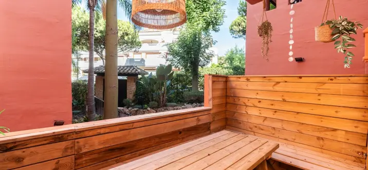 Продажа апартаментов на среднем этаже в Elviria Playa 2