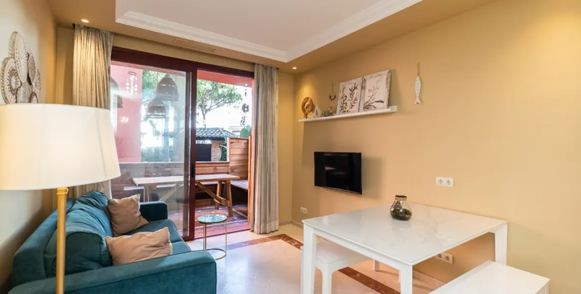 Продажа апартаментов на среднем этаже в Elviria Playa 4