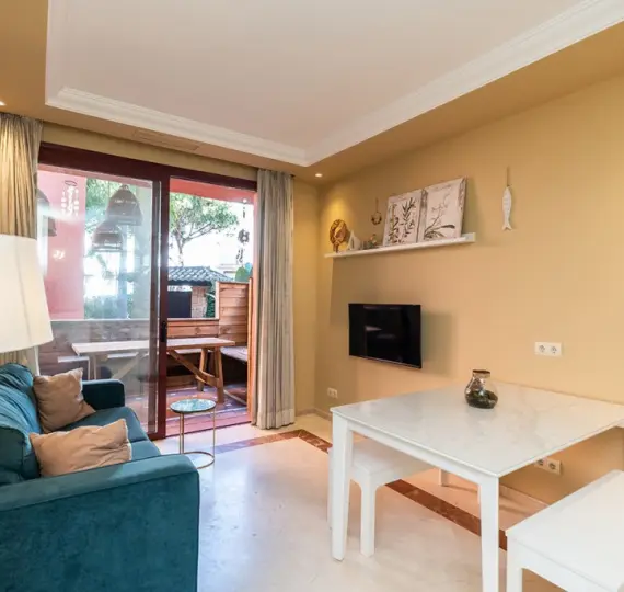 Продажа апартаментов на среднем этаже в Elviria Playa