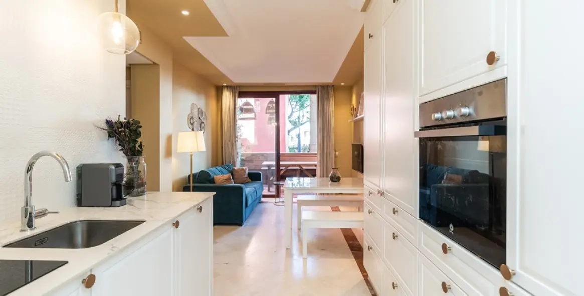 Продажа апартаментов на среднем этаже в Elviria Playa 5