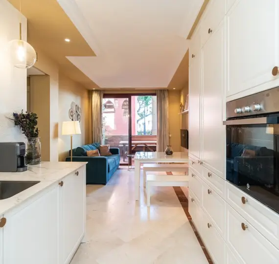 Продажа апартаментов на среднем этаже в Elviria Playa