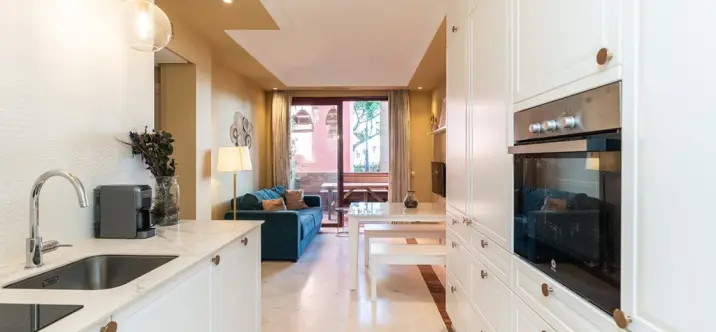 Продажа апартаментов на среднем этаже в Elviria Playa 4