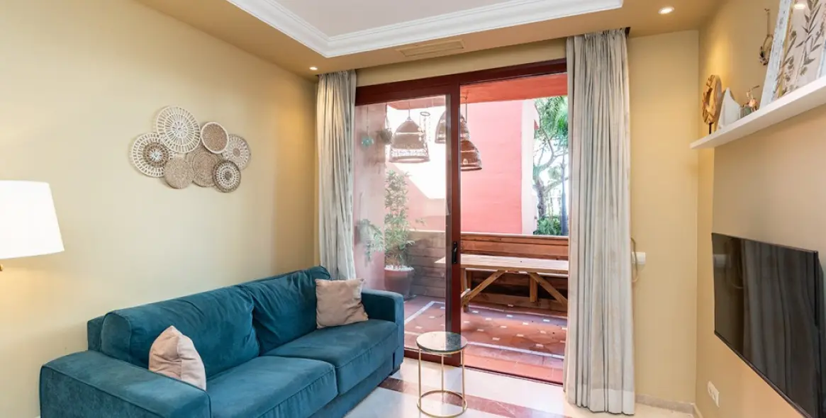 Продажа апартаментов на среднем этаже в Elviria Playa 6