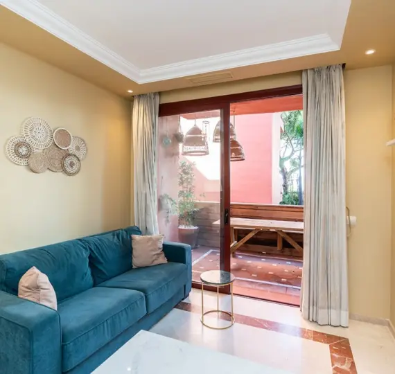 Продажа апартаментов на среднем этаже в Elviria Playa