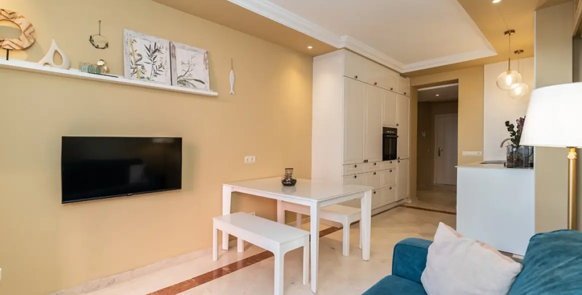 Продажа апартаментов на среднем этаже в Elviria Playa 8