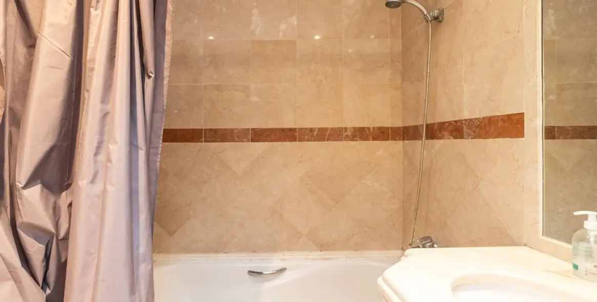 Продажа апартаментов на среднем этаже в Elviria Playa 12