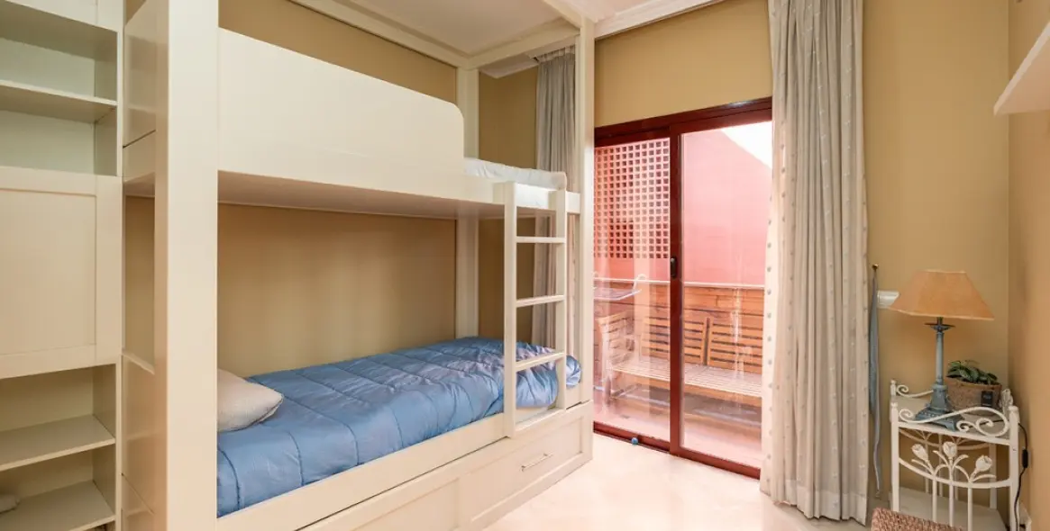 Продажа апартаментов на среднем этаже в Elviria Playa 13