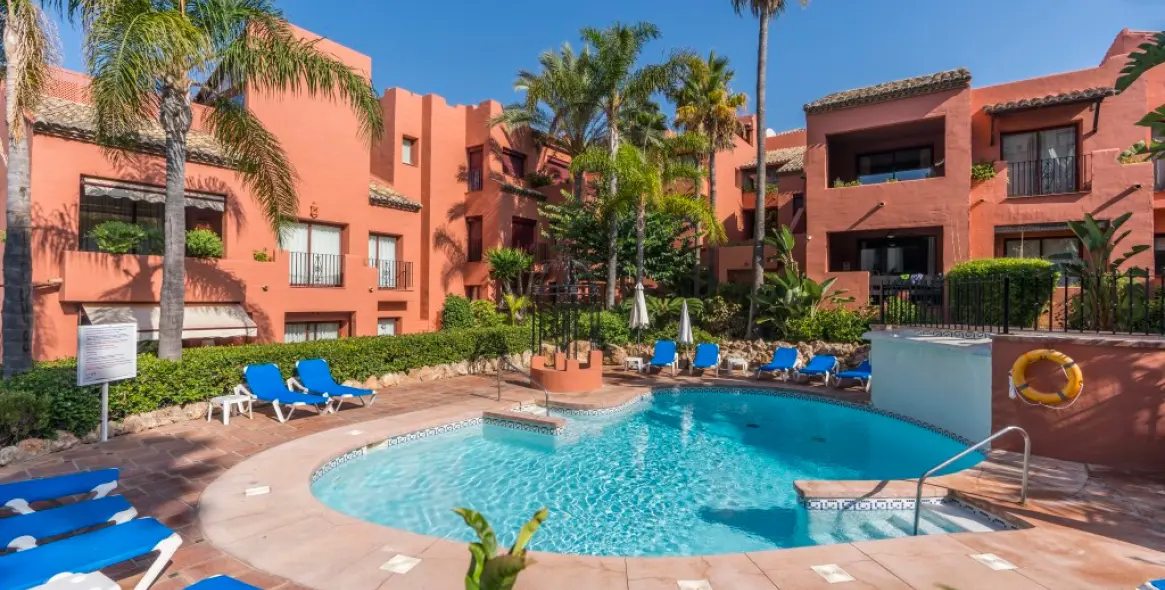 Продажа апартаментов на среднем этаже в Elviria Playa 18