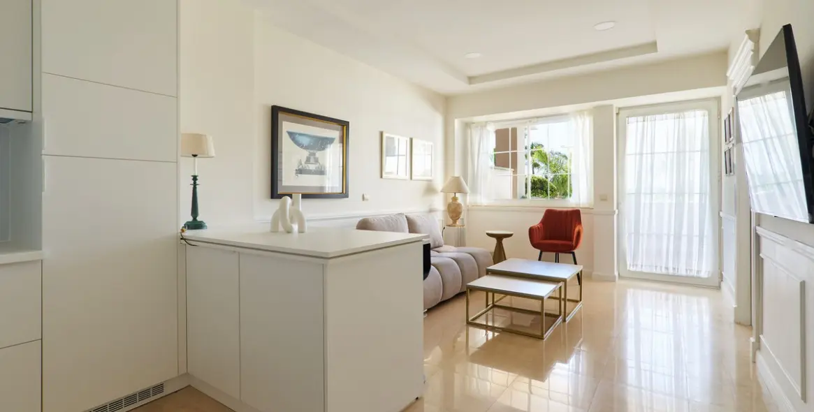 Short-term rent of middle floor apartment in The Golden Mile 3