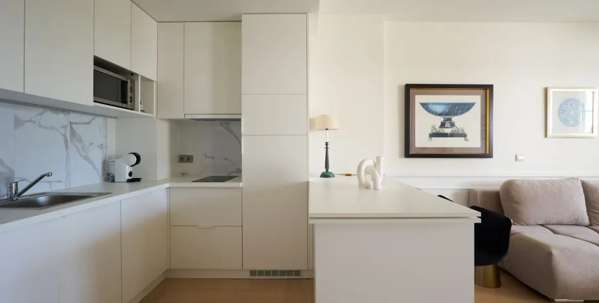 Short-term rent of middle floor apartment in The Golden Mile 9