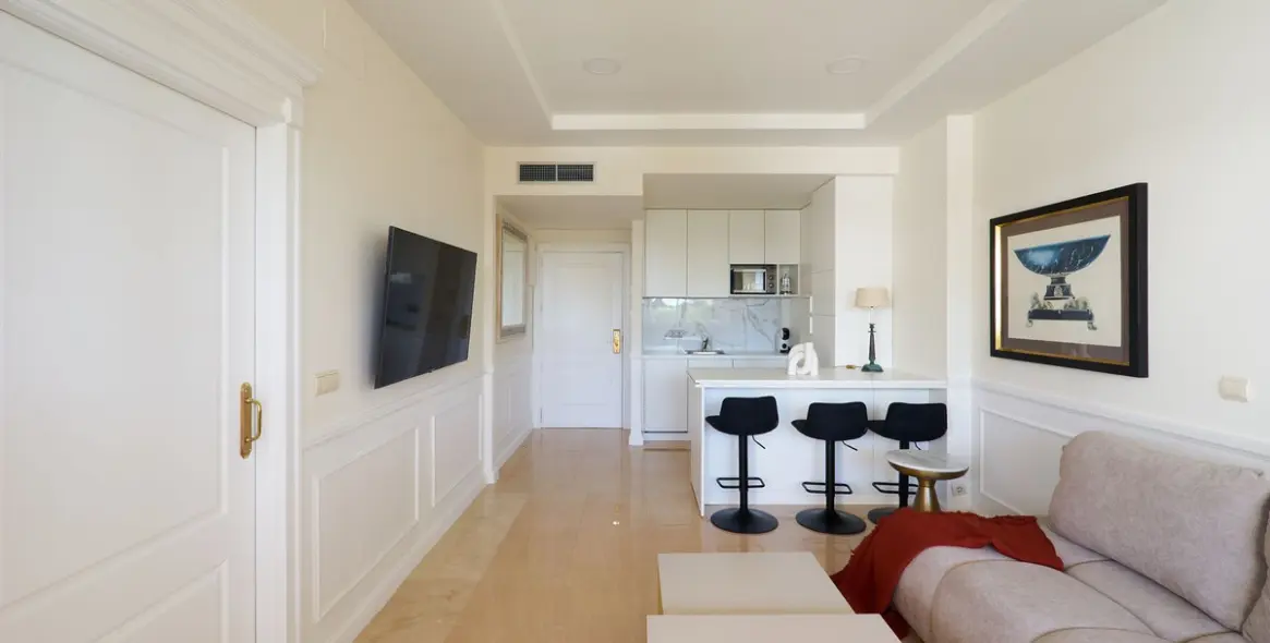 Short-term rent of middle floor apartment in The Golden Mile 11