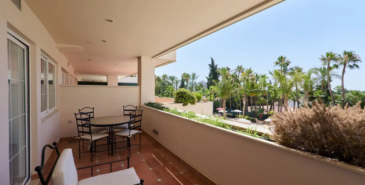 Short-term rent of middle floor apartment in The Golden Mile 16