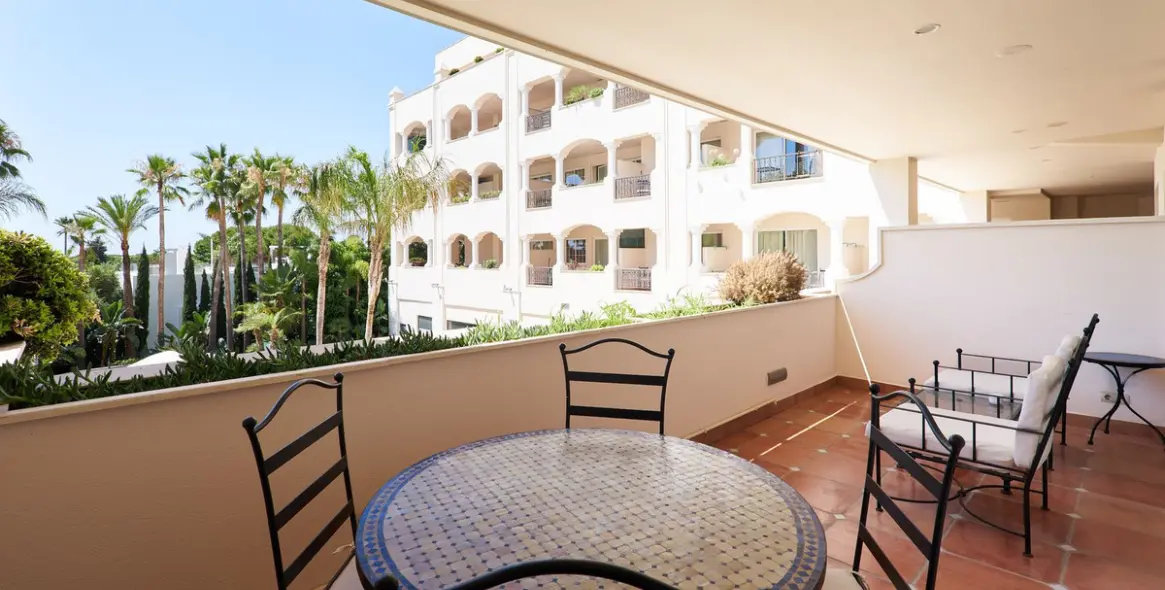 Short-term rent of middle floor apartment in The Golden Mile 19