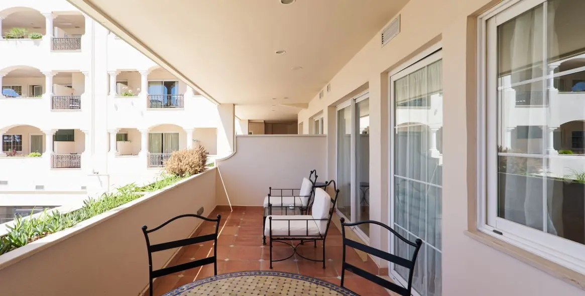 Short-term rent of middle floor apartment in The Golden Mile 20