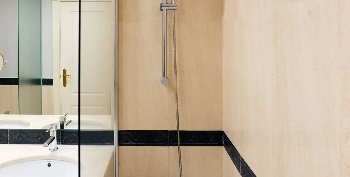 Краткосрочная аренда апартаментов на среднем этаже в The Golden Mile 23