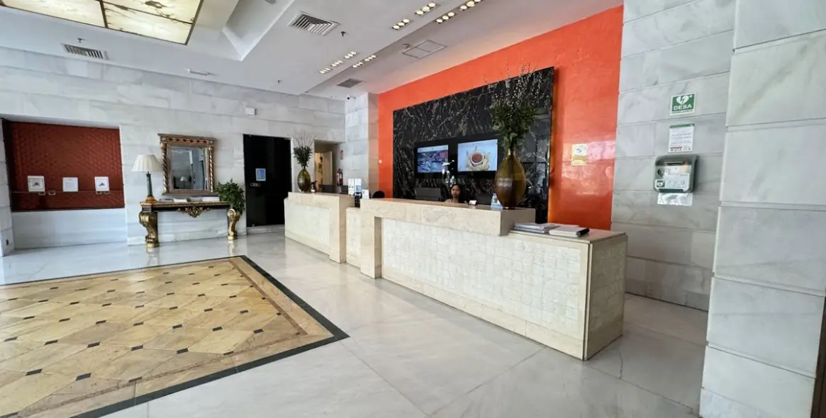 Краткосрочная аренда апартаментов на среднем этаже в The Golden Mile 26