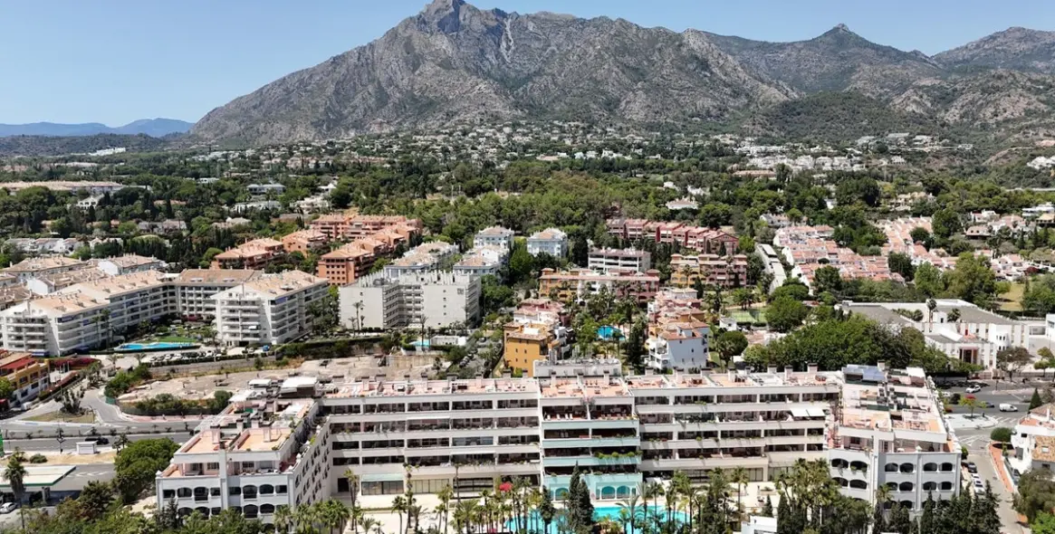 Краткосрочная аренда апартаментов на среднем этаже в The Golden Mile 28